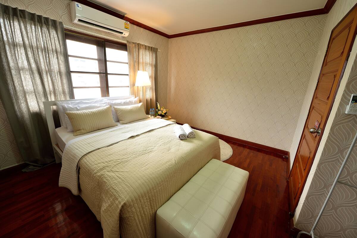 Superior Triple with Shared Bathroom | Décoration personnalisée, ameublement personnalisé, Wi-Fi gratuit