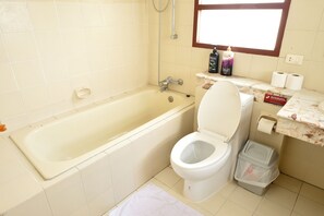 Deluxe Family with Private Bathroom | Salle de bain | Articles de toilette gratuits, sèche-cheveux, bidet, serviettes fournies