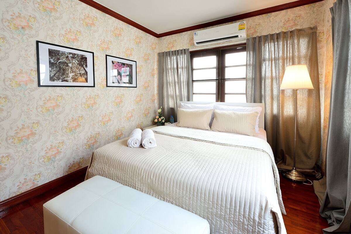 Superior Double with Shared Bathroom | Décoration personnalisée, ameublement personnalisé, Wi-Fi gratuit