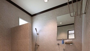 Une salle de bain moderne équipée de toilettes, d’une douche et d’un lavabo.