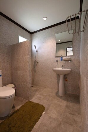 Bungalow familiar | Baño | Regadera, amenidades de baño gratuitas, toallas