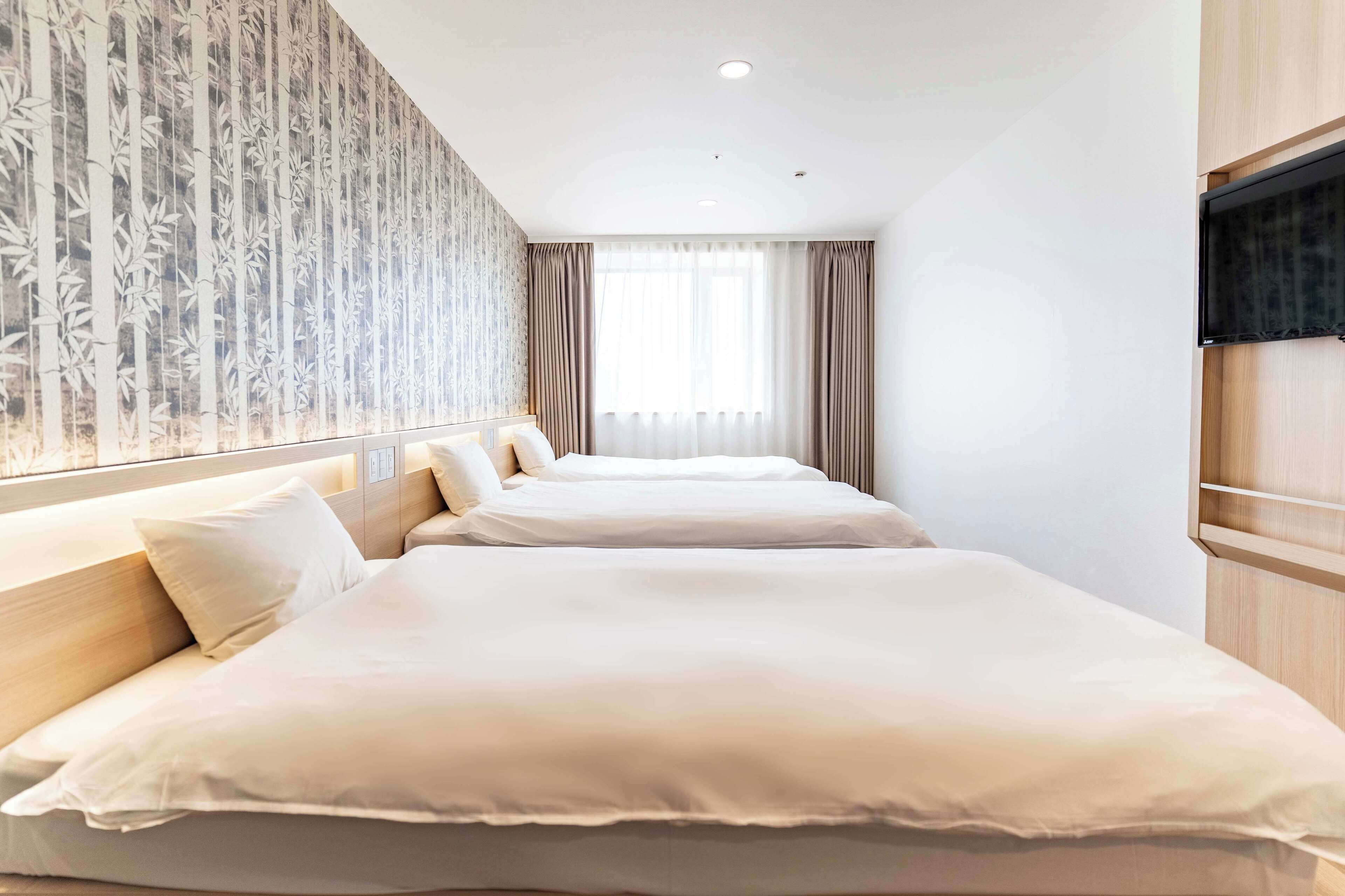 Quarto triplo superior, 3 quartos, para não fumantes | Cortinas blackout, ferros/tábuas de passar roupa, Wi-Fi de cortesia