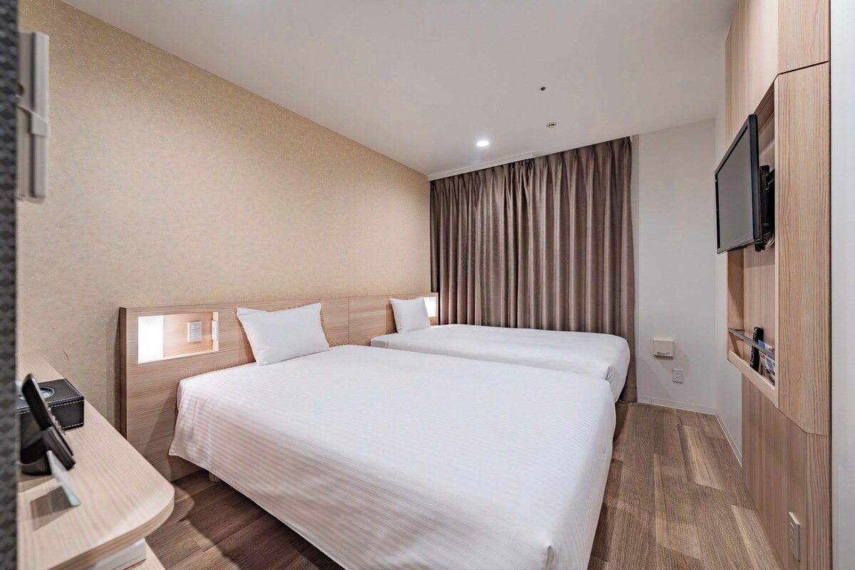 Superior Twin Room, Non Smoking, Private Bathroom | Blackout drapes, WiFi (free), bed sheets