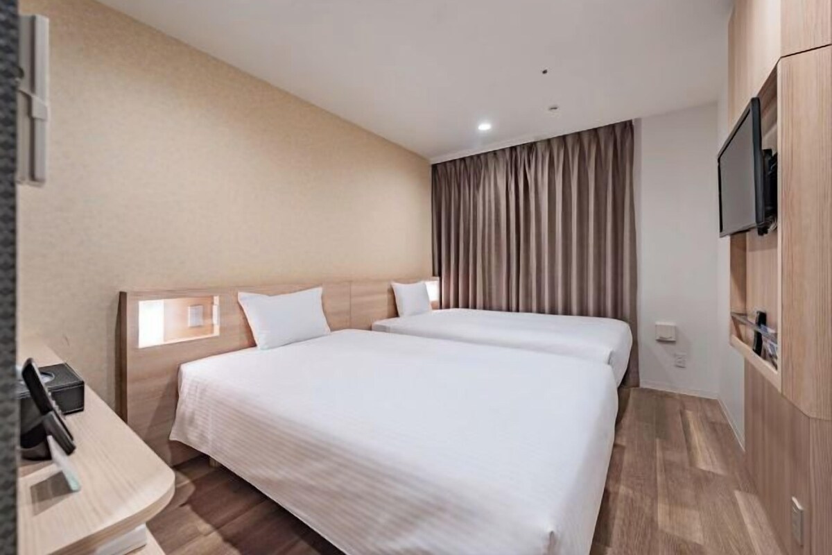Cortinas blackout, wifi gratis y ropa de cama 