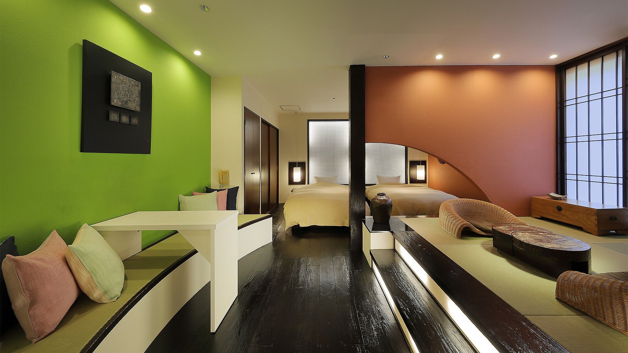 Une chambre d’hôtel moderne, équipée d’un lit, d’un coin salon et offrant une vue sur l’extérieur.