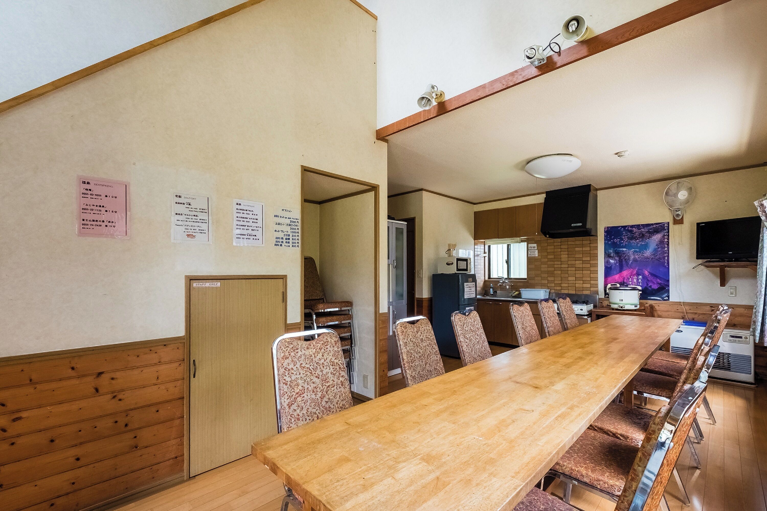 大型コテージ | リビング エリア | 14 インチの薄型テレビ (ケーブル放送視聴可)