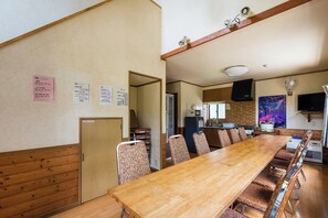 Basic-feriehus - flere soveværelser - ikke-ryger - tekøkken (Large) | Opholdsområde | 14-tommers fladskærms-tv med kabelkanaler