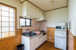 Frigobar, microondas, placa de cocina, arrocera