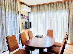 小型コテージｂ | リビング エリア | 14 インチの薄型テレビ (ケーブル放送視聴可)