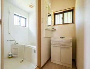 Separate bathtub and shower, deep-soaking bathtub, free toiletries - Lupinus Kawaguchiko (Fujikawaguchiko)