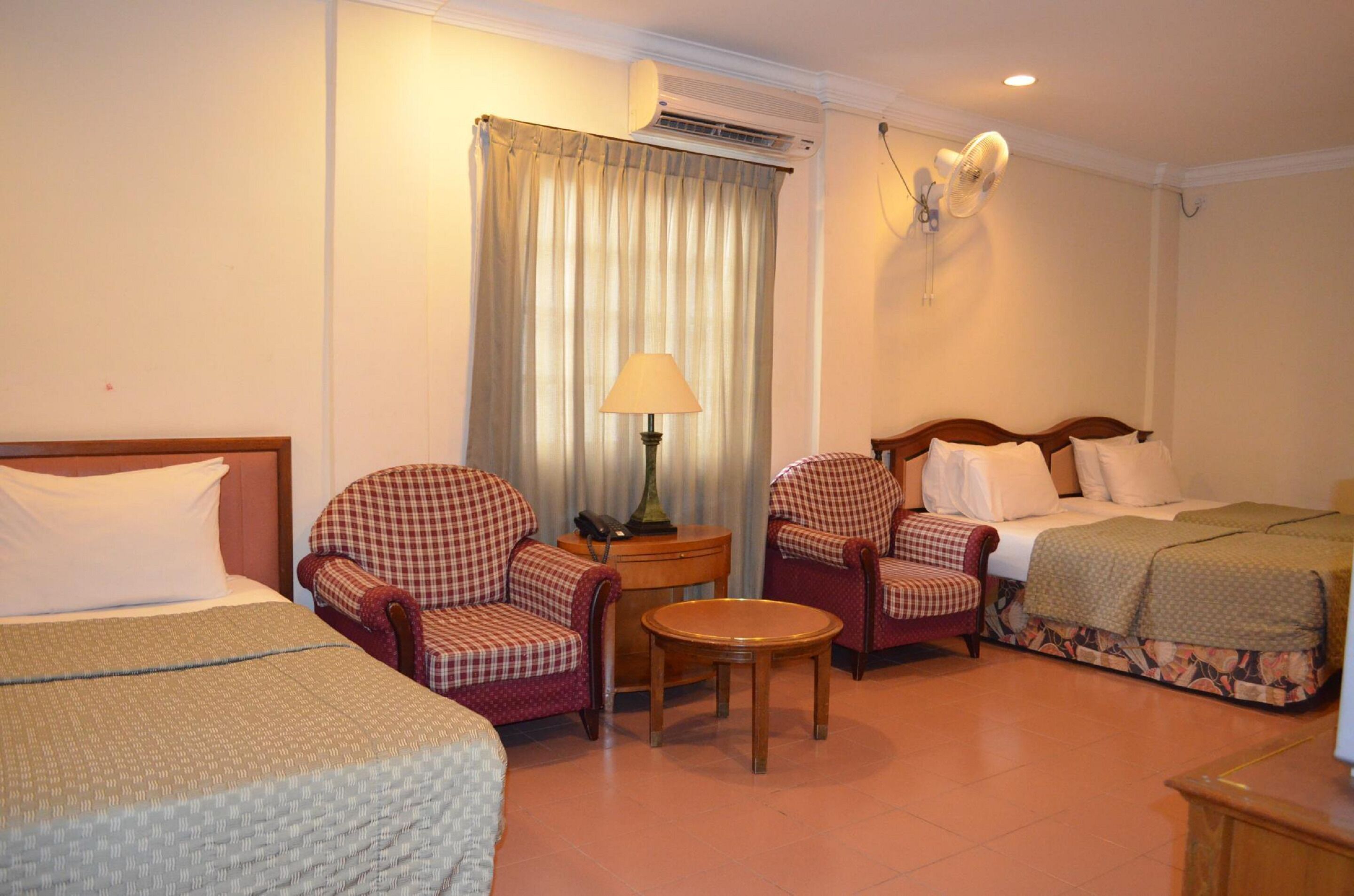 Family Room | Peti besi dalam bilik, meja, seterika/papan seterika, Wi-fi percuma 