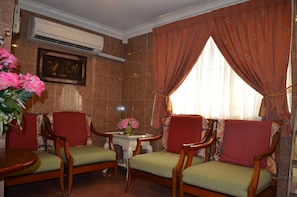 Lobby sitting area - Lotus Family Hotel, Medan Tuanku (Kuala Lumpur)