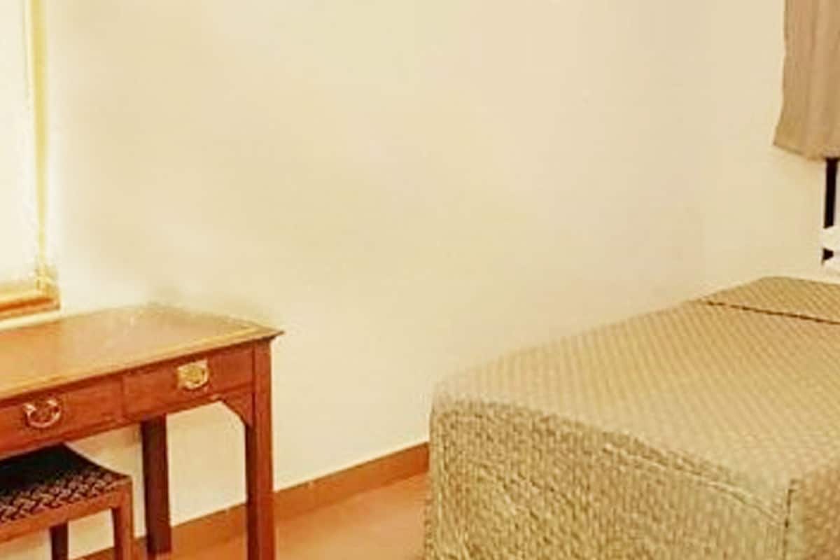 Standard Single | In-room safe, desk, iron/ironing board, free WiFi