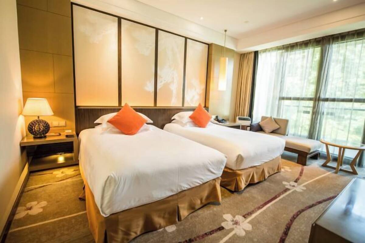 Bộ đồ giường cao cấp, minibar, két bảo mật tại phòng, bàn 