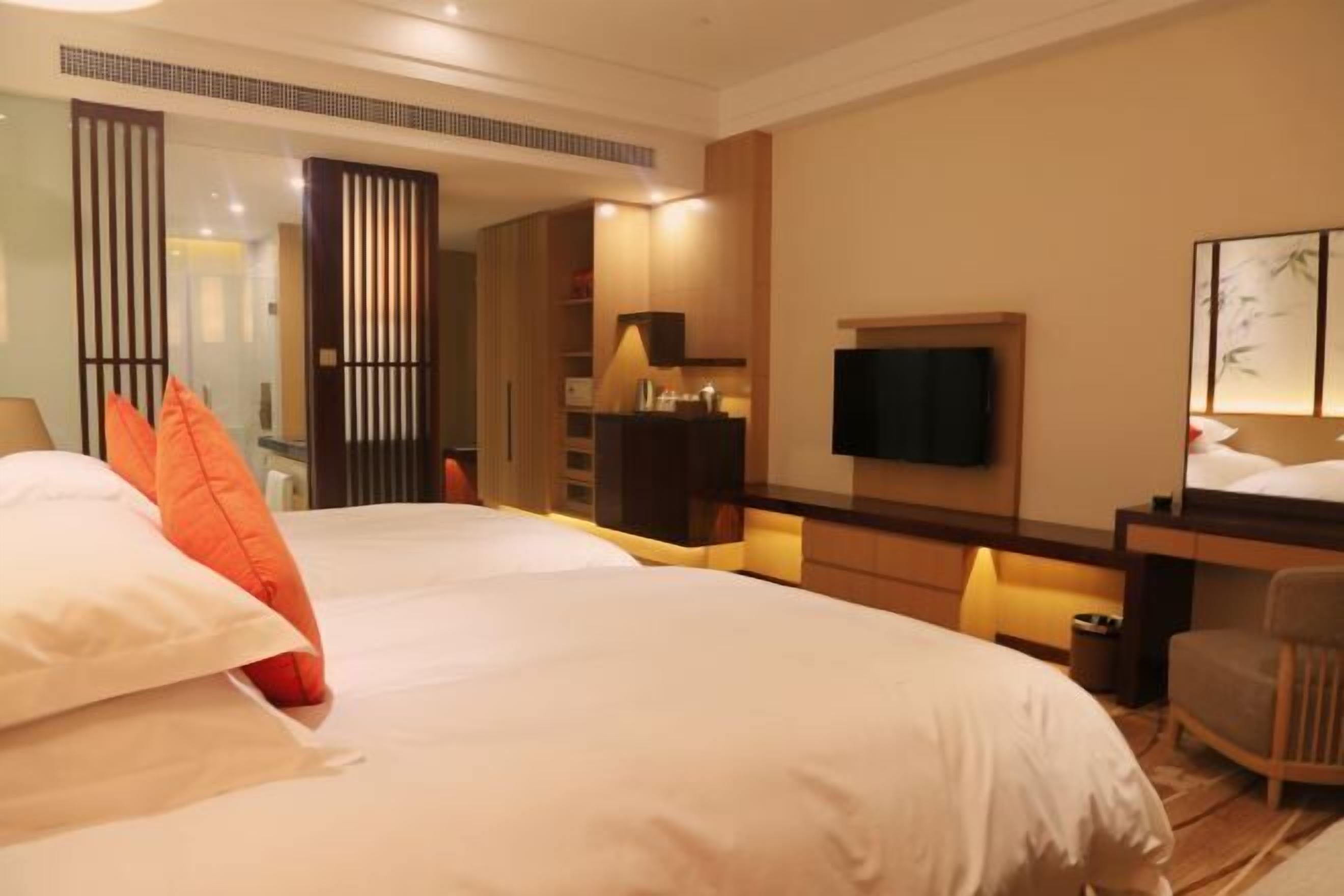 Premium bedding, minibar, in-room safe, desk