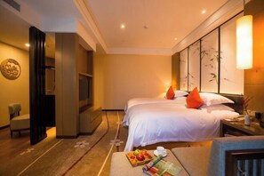 Roupas de cama premium, frigobar, cofres nos quartos, escrivaninha