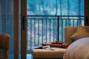 Roupas de cama premium, frigobar, cofres nos quartos, escrivaninha