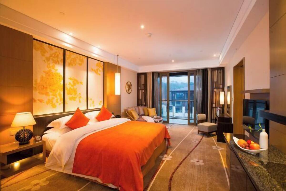 Bộ đồ giường cao cấp, minibar, két bảo mật tại phòng, bàn 
