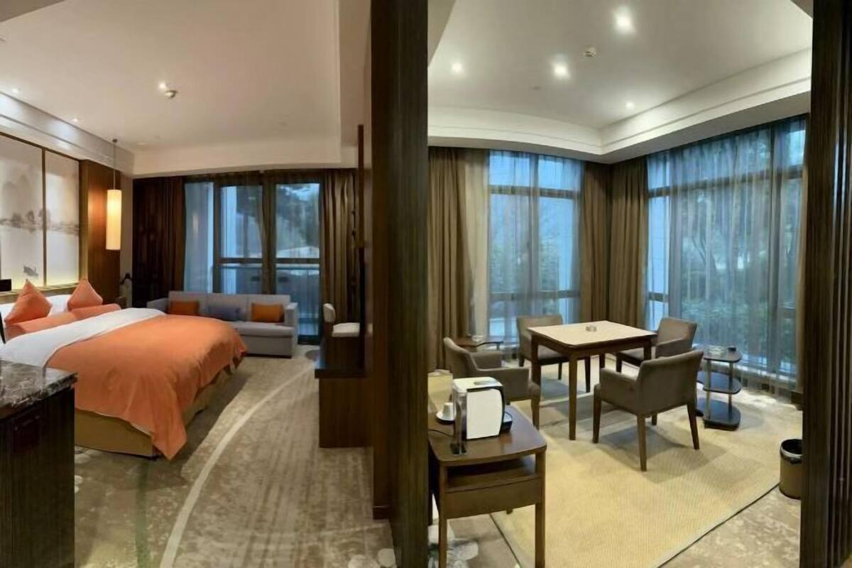 Hochwertige Bettwaren, Minibar, Zimmersafe, Schreibtisch