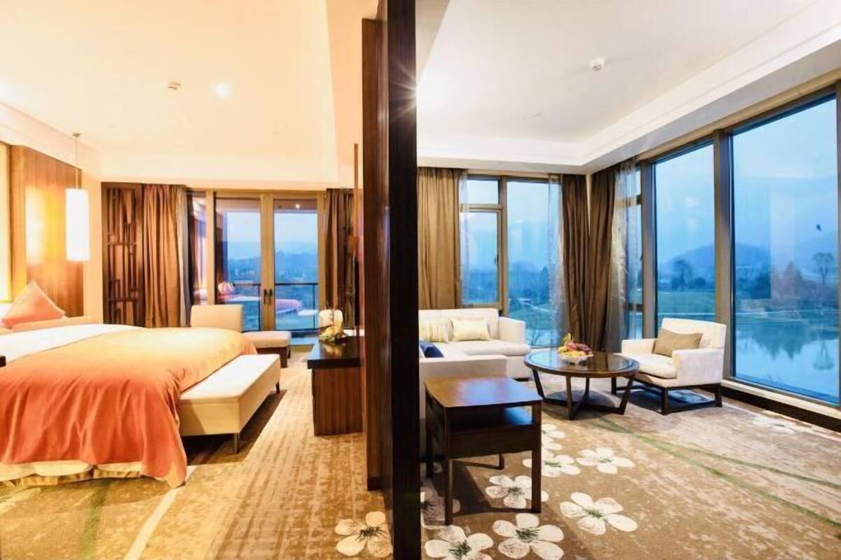 Luxe beddengoed, een minibar, een kluis op de kamer, een bureau