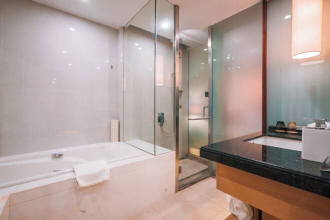 Hochwertige Bettwaren, Minibar, Zimmersafe, Schreibtisch