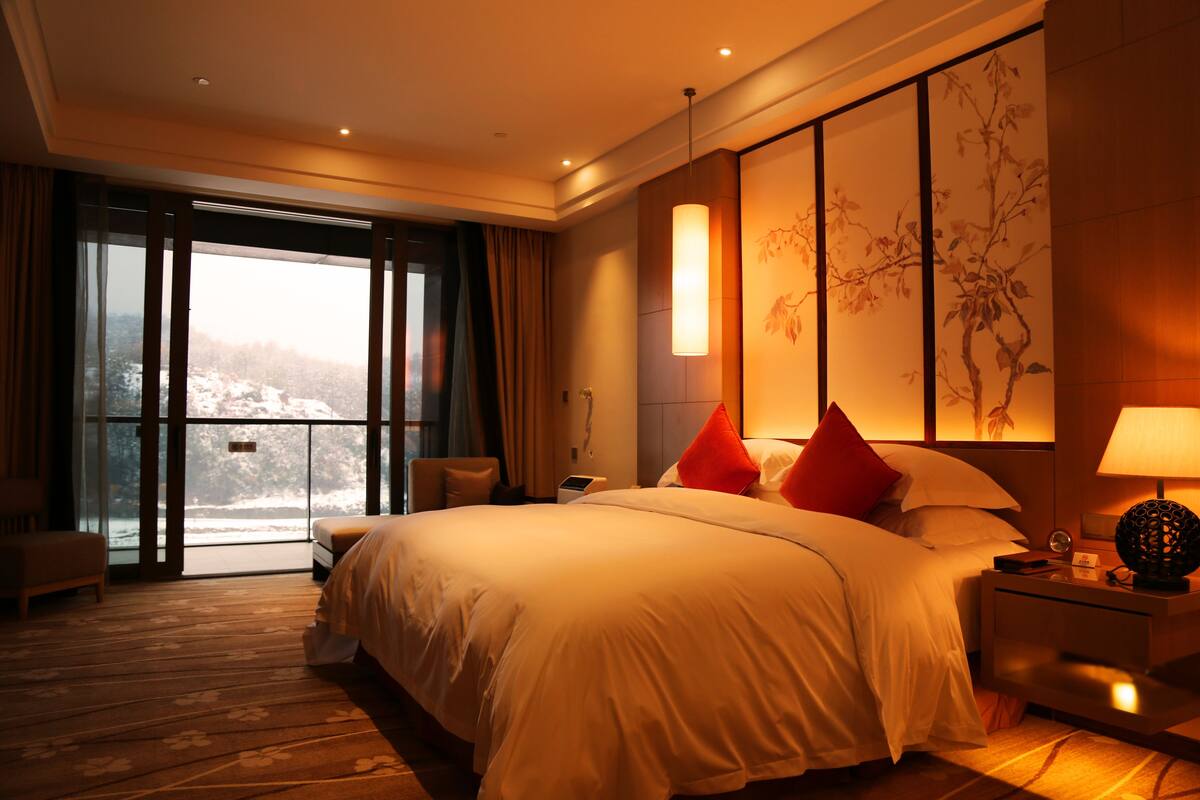 Bộ đồ giường cao cấp, minibar, két bảo mật tại phòng, bàn 
