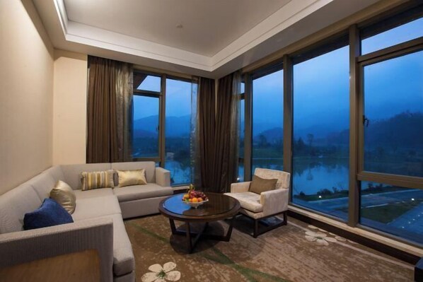 Hochwertige Bettwaren, Minibar, Zimmersafe, Schreibtisch