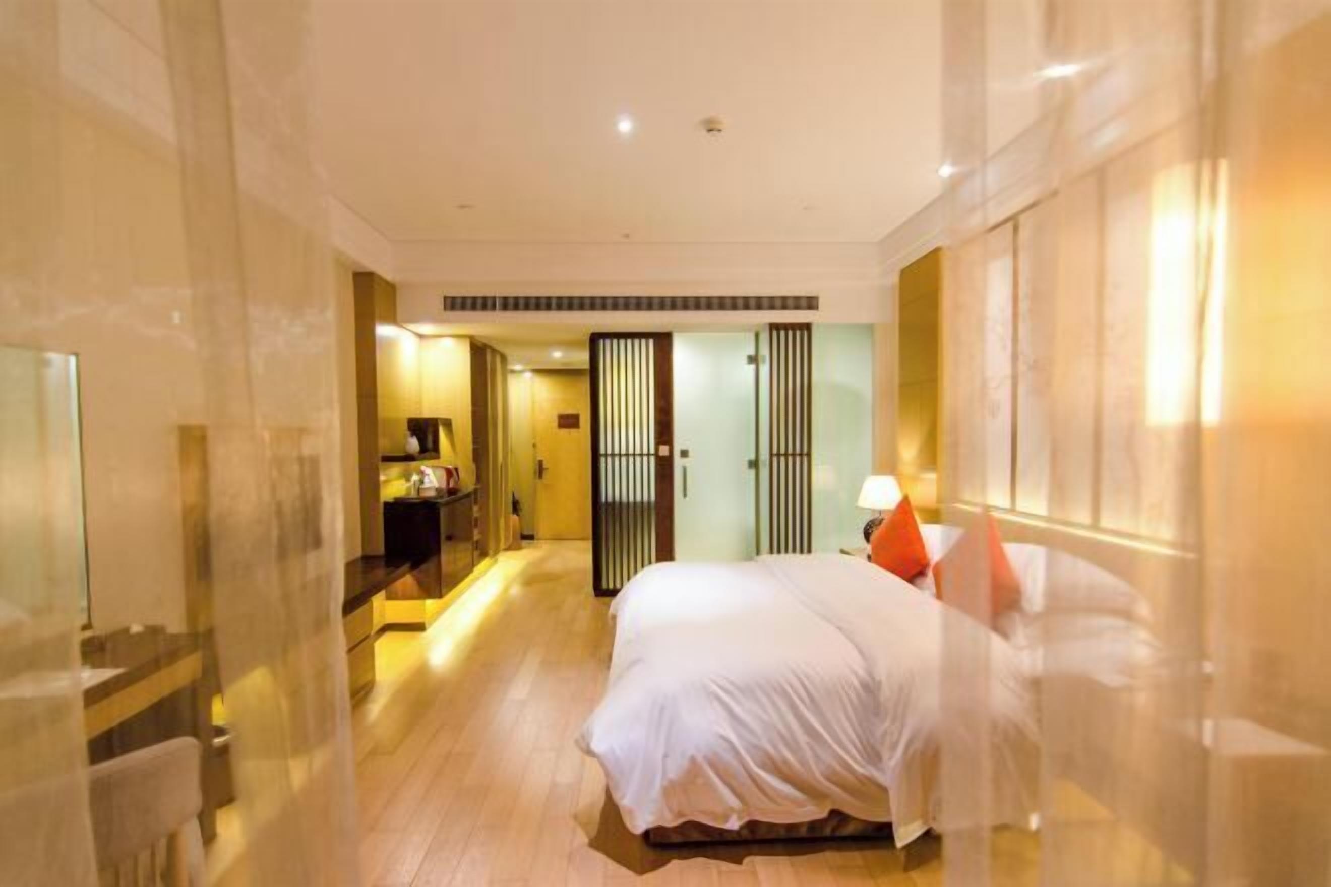 Premium bedding, minibar, in-room safe, desk