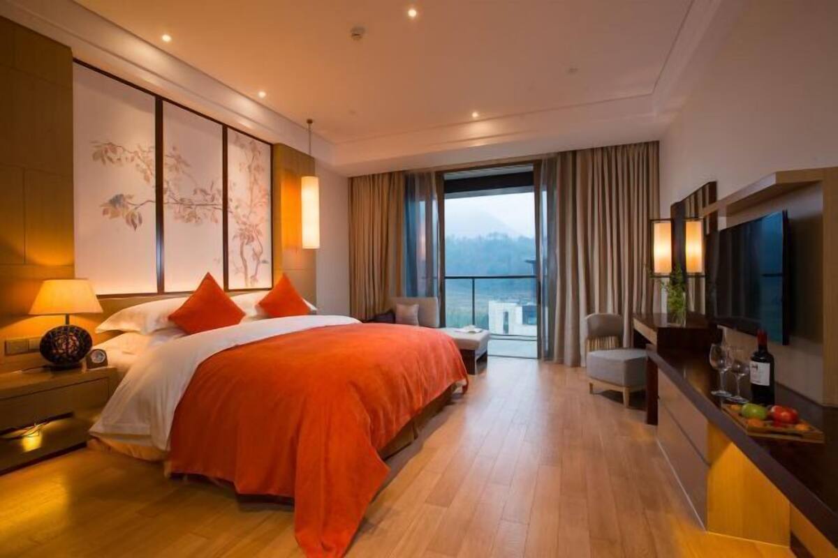 Bộ đồ giường cao cấp, minibar, két bảo mật tại phòng, bàn 
