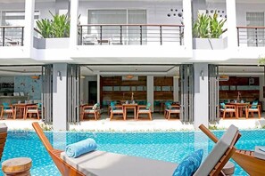 Outdoor pool, pool umbrellas, pool loungers - Riversoul Design Hotel (Siem Reap)