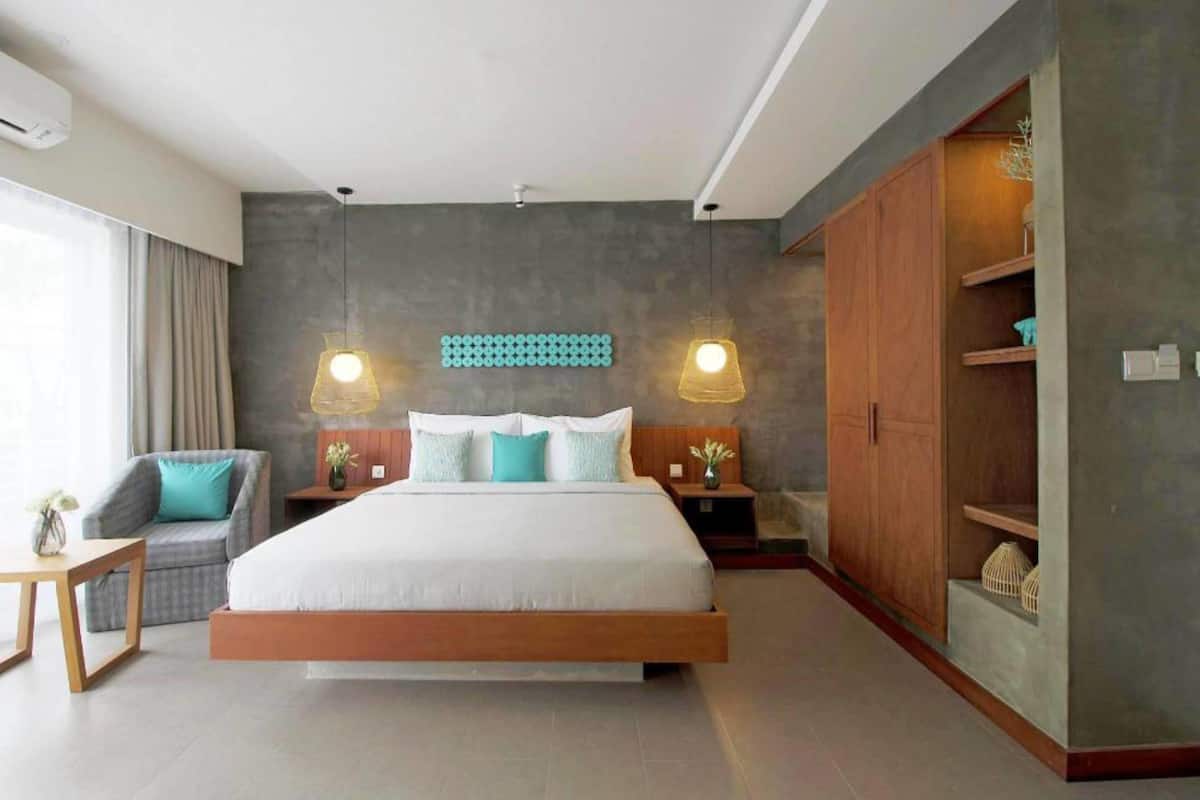 Premium bedding, minibar, in-room safe, desk