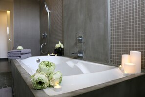 家庭客房, 2 間臥室 (One Airport Pickup) | 浴室 | 雨淋花灑、免費梳洗用品、風筒、浴袍