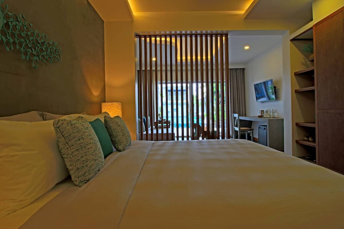 Premium bedding, minibar, in-room safe, desk