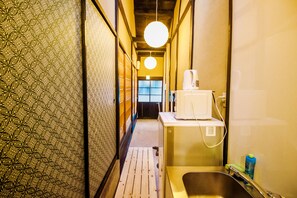 Separate bathtub and shower, free toiletries, hair dryer, slippers - Enmachiya (Kyoto)