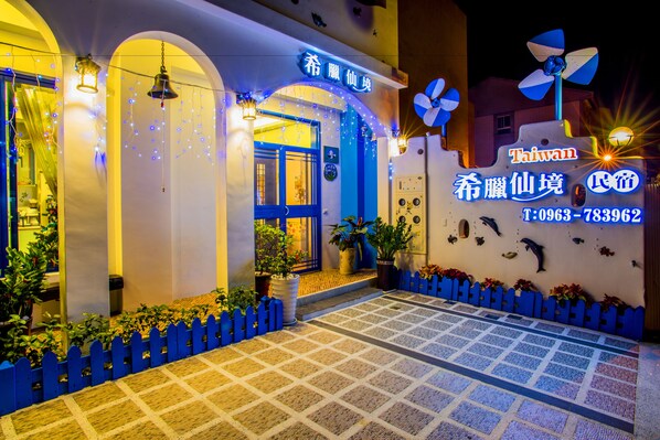 Fachada de la propiedad por la tarde o noche