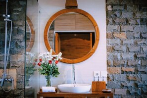 Comfort Double Room, 1 Bedroom, Garden View | Bathroom | Free toiletries, hair dryer, slippers, bidet