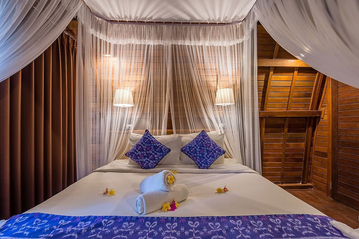 Minibaari, tallelokero huoneessa, työpöytä, pimennysverhot