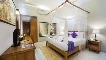 舒适套房 | 迷你吧、客房内保险箱、办公桌、遮光窗帘