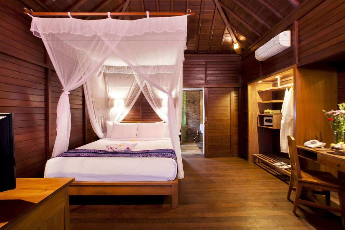 Minibaari, tallelokero huoneessa, työpöytä, pimennysverhot