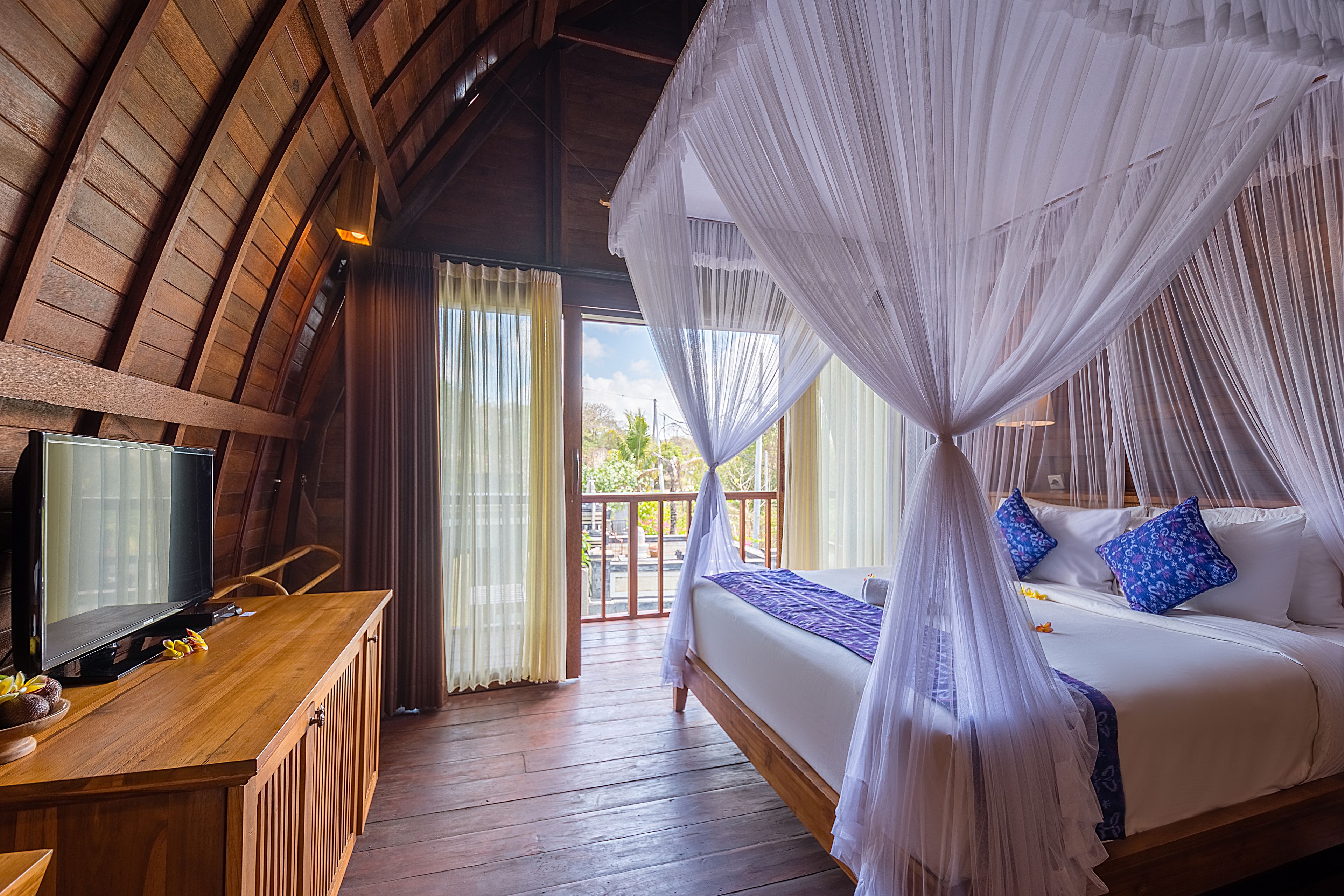 Luxury Villa, 2 Bedrooms, Private Pool, Garden View | Bar mini, peti besi dalam bilik, meja, langsir/tirai gelap terus 