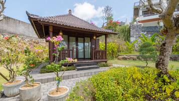 Comfort Villa, 1 King Bed, Balcony, Garden View | Minibar, in-room safe, desk, blackout drapes