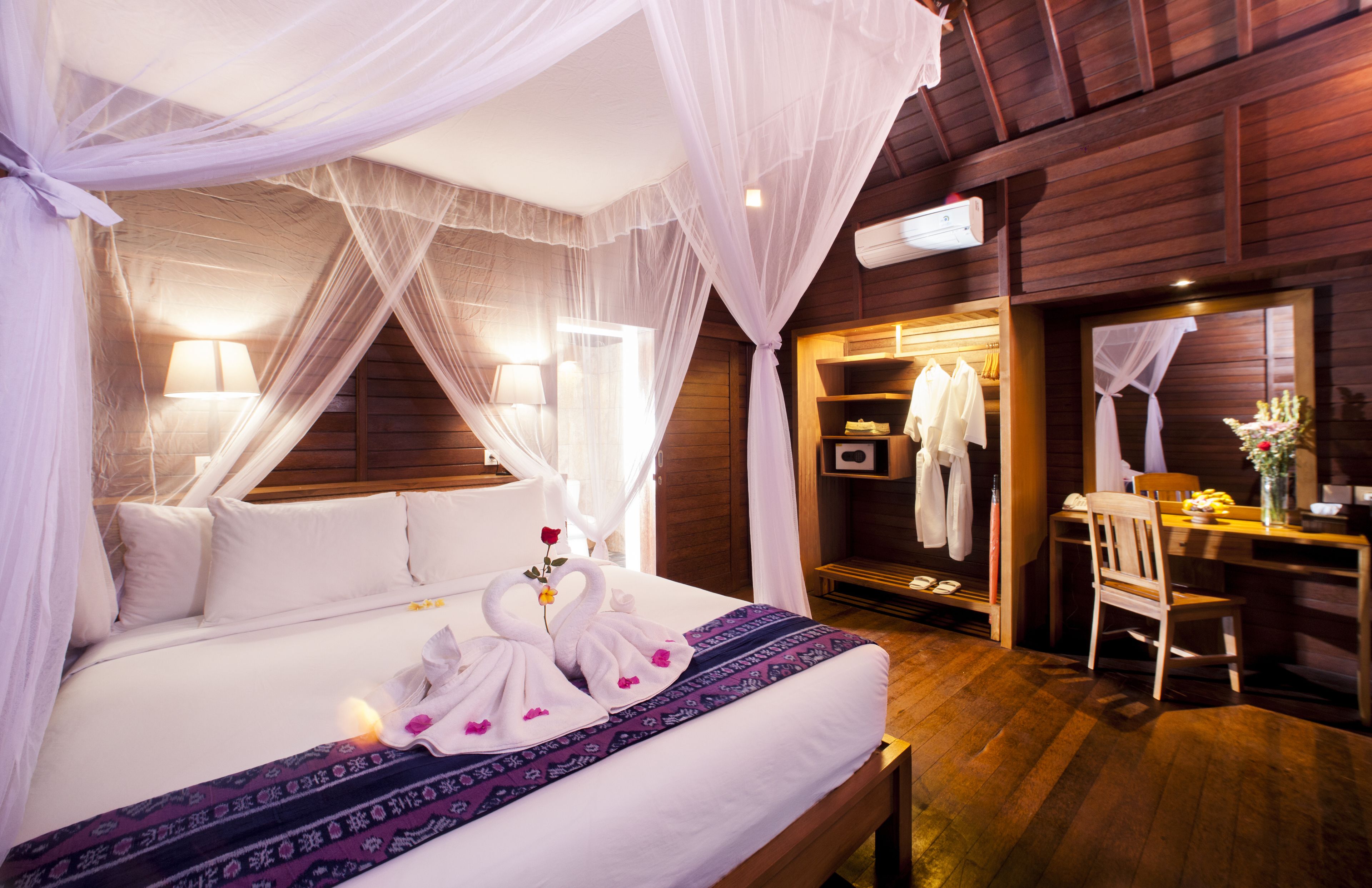 Minibar, caja de seguridad en la habitación y escritorio 