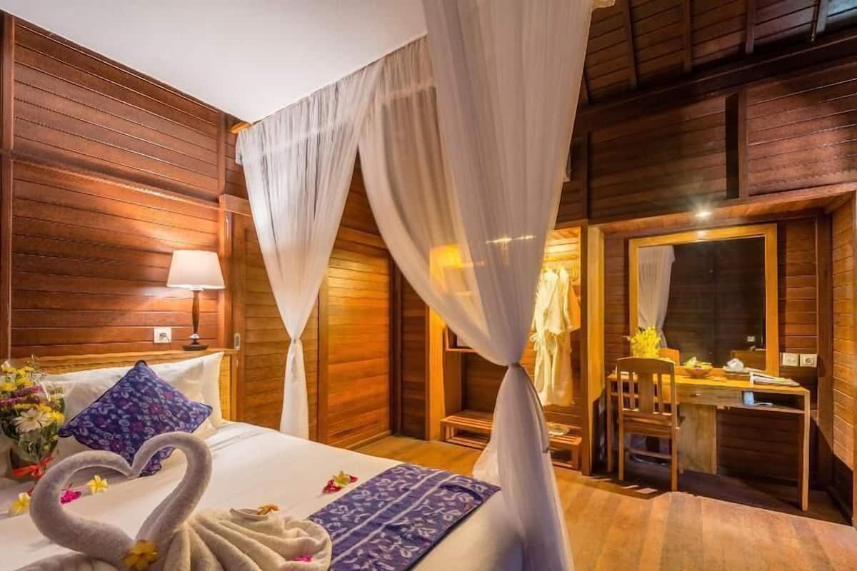 Minibaari, tallelokero huoneessa, työpöytä, pimennysverhot