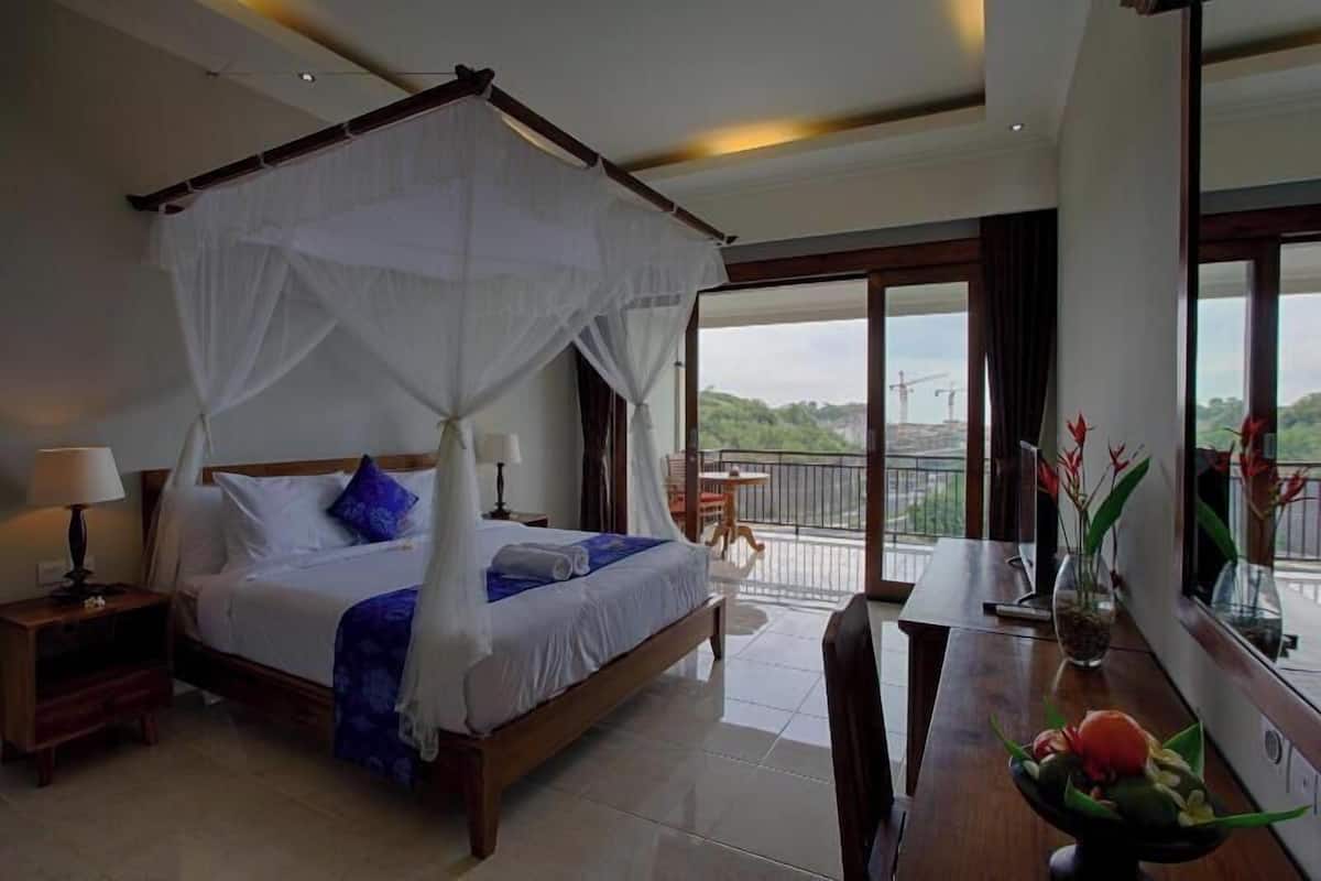 Minibaari, tallelokero huoneessa, työpöytä, pimennysverhot