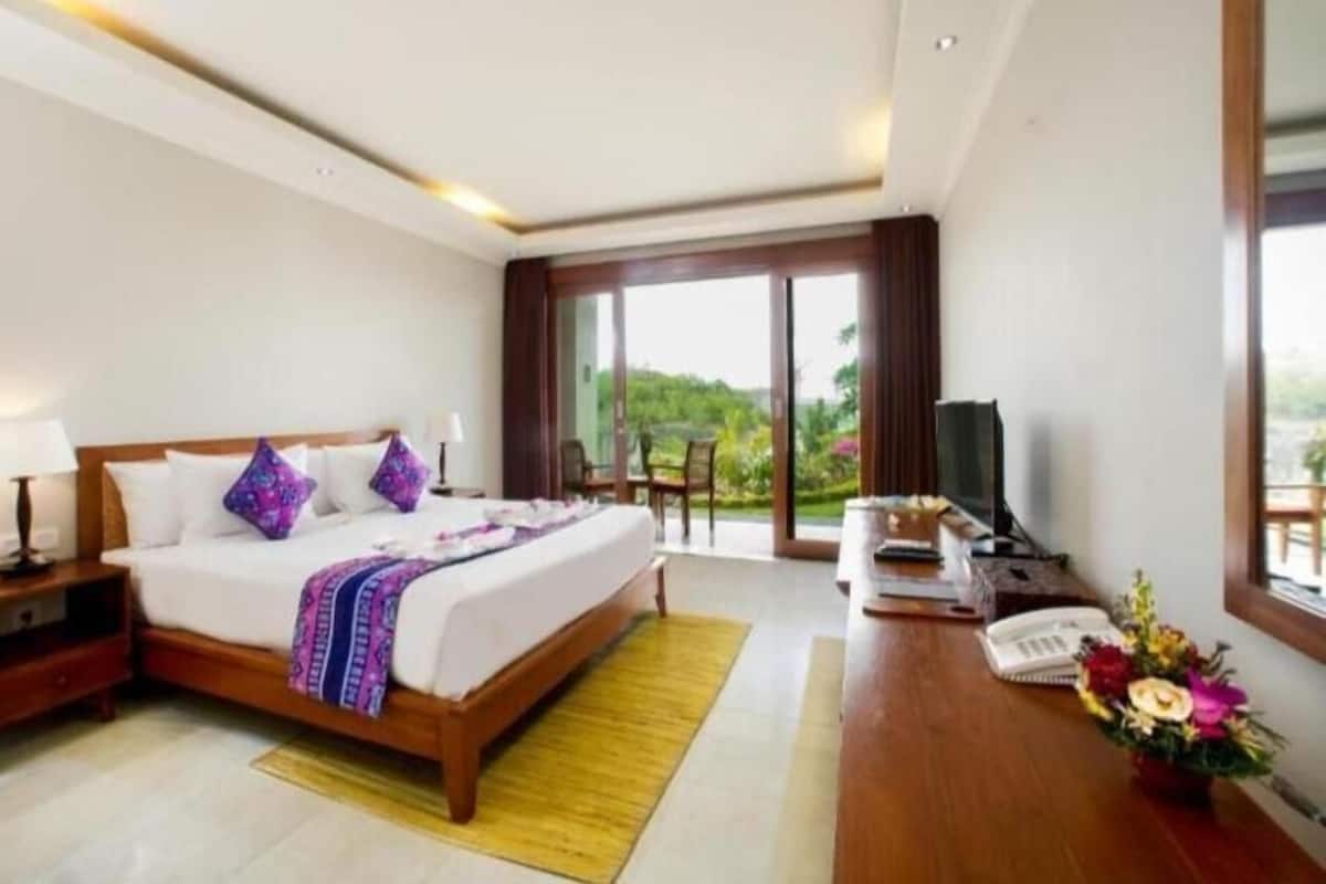 Minibaari, tallelokero huoneessa, työpöytä, pimennysverhot