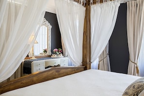 Phòng Suite phong cách lãng mạn, 1 giường cỡ king, quang cảnh núi | Bàn, bàn ủi/dụng cụ ủi quần áo, giường gấp/giường phụ (miễn phí)