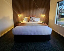 Minibar, escritorio, sistema de insonorización y wifi gratis 