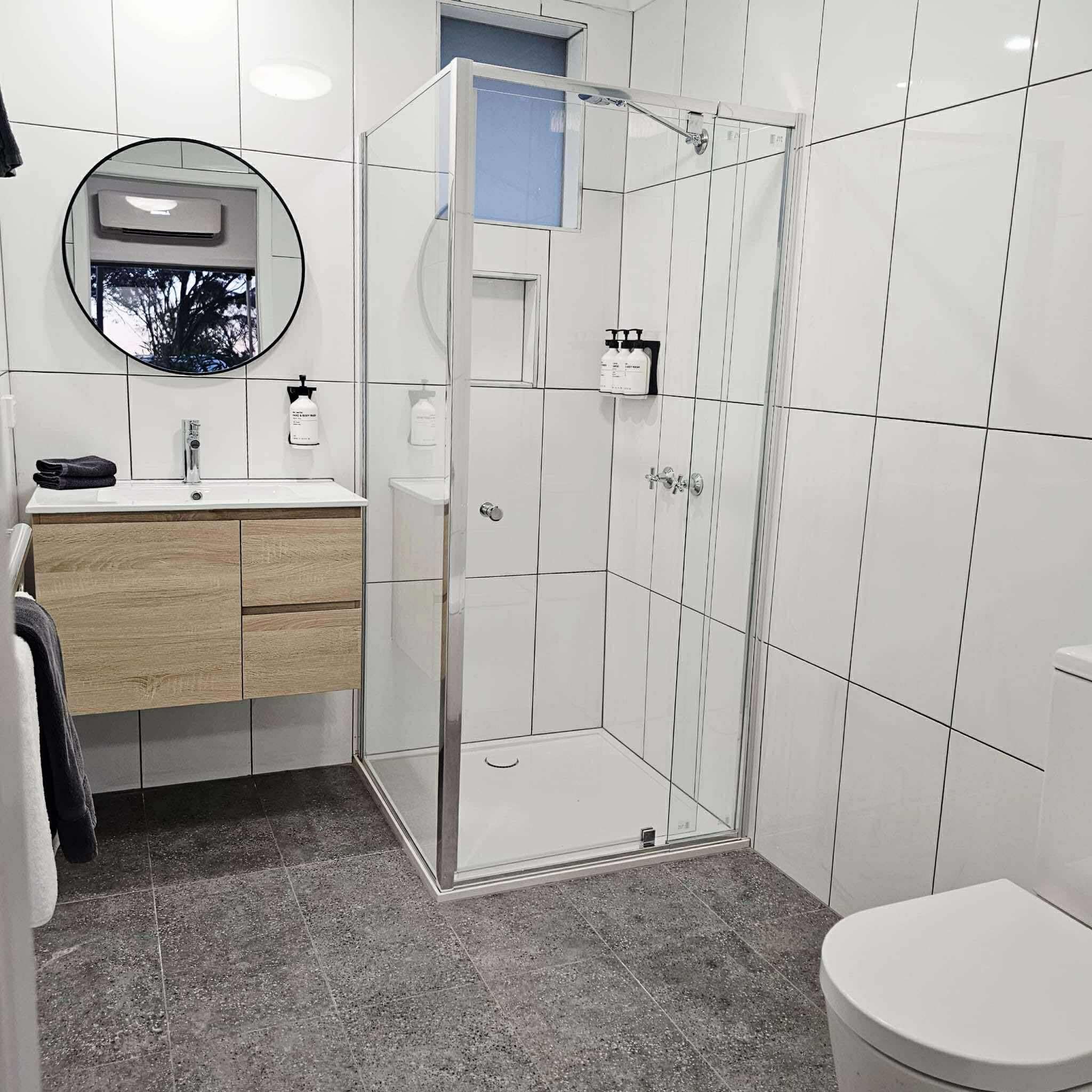 Cottage | Bathroom | Shower, free toiletries, hair dryer, towels