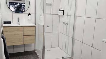 Cottage | Bathroom | Shower, free toiletries, hair dryer, towels