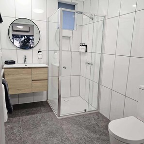 Cottage | Bathroom | Shower, free toiletries, hair dryer, towels - Sea Lake Motel (Sea Lake)